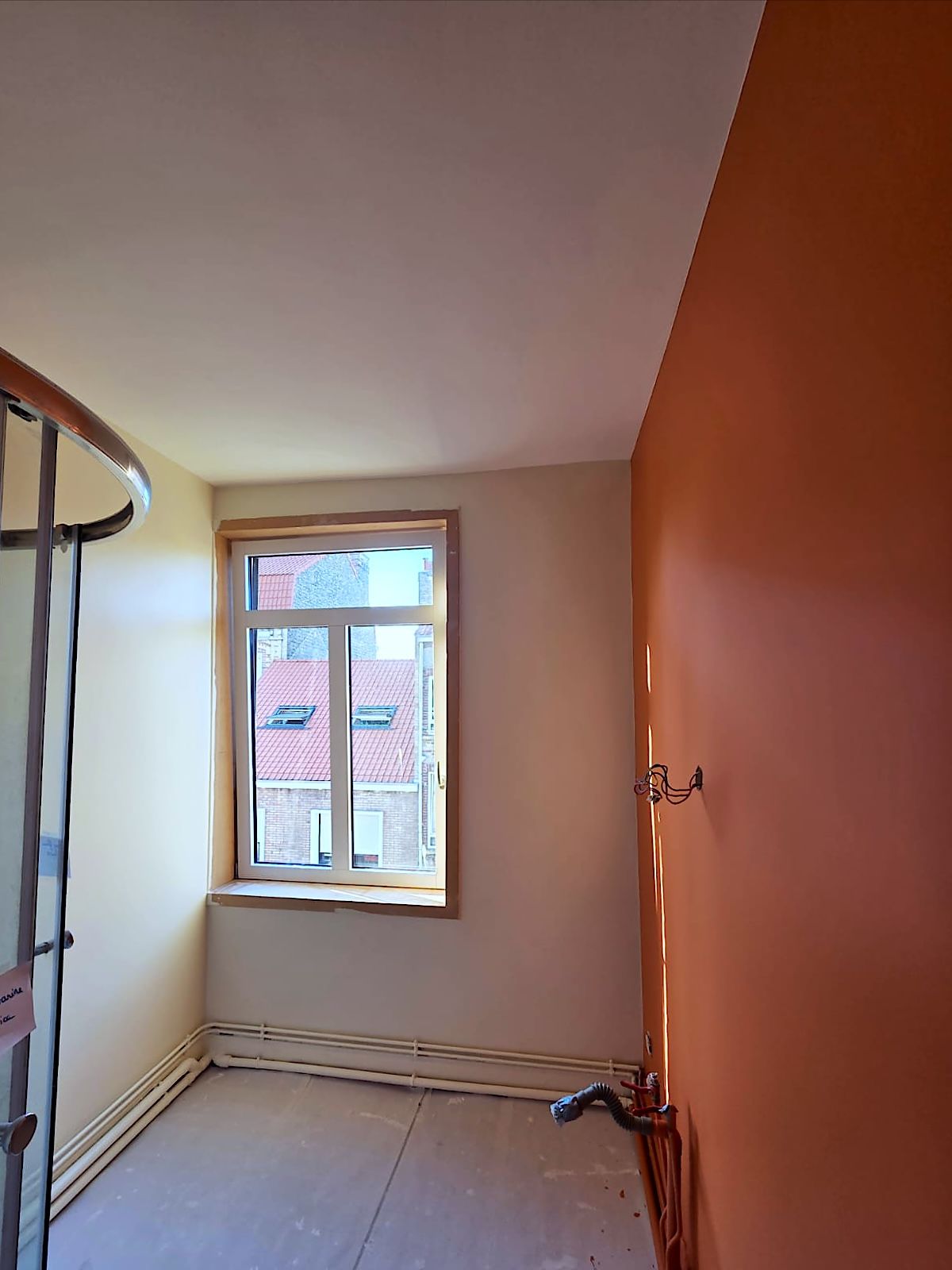 Salle de bain à Dunkerque après peinture, plafond blanc, murs clairs et mur d’accent orange